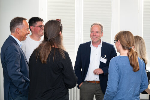 Kreisdirektor Klaus Grootens (M.) und Frank Herhaus, Dezernent für Planung, Regionalentwicklung und Umwelt (l.) freuen sich mit Vertretenden der Dorfgemeinschaften, dass auch in diesem Jahr wieder viele Projekte vor Ort aufgrund der Förderbescheide umgesetzt werden können. (Foto: OBK) Kreisdirektor Klaus Grootens (M.) und Frank Herhaus, Dezernent für Planung, Regionalentwicklung und Umwelt (l.) freuen sich mit Vertretenden der Dorfgemeinschaften, dass auch in diesem Jahr wieder viele Projekte vor Ort aufgrund der Förderbescheide umgesetzt werden können. (Foto: OBK)