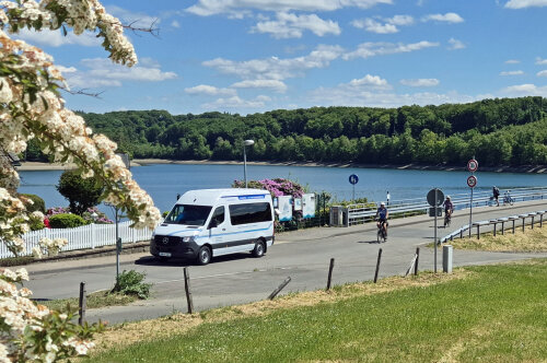 Der "Beverbus" fährt ab 29. Mai 2025 insbesondere für Ausflügler, Jugendliche, Familien sowie Menschen ohne eigenes Auto zur Bevertalsperre. (Foto: OVAG) Der "Beverbus" fährt ab 29. Mai 2025 insbesondere für Ausflügler, Jugendliche, Familien sowie Menschen ohne eigenes Auto zur Bevertalsperre. (Foto: OVAG)