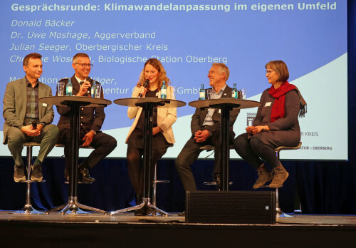Bei einer Gesprächsrunde zum Thema „Klimawandelanpassung im eigenen Umfeld“ diskutierten (v. l.): Donald Bäcker, Meteorologe; Kreisbrandmeister Julian Seeger; Julia Wäger (Moderation), Projektagentur Oberberg GmbH; Dr. Uwe Moshage, Aggerverband und Christine Wosnitza, Biologische Station Oberberg. (Foto: OBK)