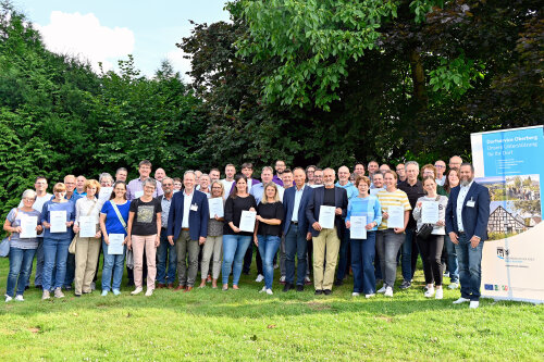 Die Vertreterinnen und Vertreter der oberbergischen Dorfgemeinschaften haben ihre Bescheide für die in 2025 bewilligten Fördergelder, zugunsten der Dorfentwicklung erhalten. (Foto: OBK) Die Vertreterinnen und Vertreter der oberbergischen Dorfgemeinschaften haben ihre Bescheide für die in 2025 bewilligten Fördergelder, zugunsten der Dorfentwicklung erhalten. (Foto: OBK)