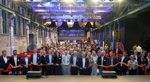 Der Oberbergische Kreis, die Bürgermeisterinnen und Bürgermeister sowie Vertreterinnen und Vertreter der beteiligten Institutionen und Einrichtungen ziehen bei Vorsorgemaßnahmen gegen Auswirkungen des Klimawandels "an einem Strang". (Foto: OBK) 