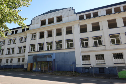 Dieser Teil der ehemaligen Tapetenfabrik P + S soll bestehen bleiben, damit hier 31 neue Wohnungen aus Mitteln der Wohnraumförderung entstehen können. (Foto: OBK)  