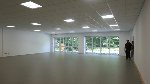 Auch der Hallenraum im Untergeschoss ist lichtdurchflutet. (Foto: OBK)