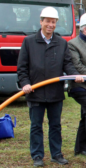 Frank Herhaus, Dezernent für Planung, Regionalentwicklung und Umwelt des Oberbergischen Kreises informiert über den voranschreitenden Ausbau des Glasfasernetzes im Oberbergischen Kreis. (Foto: OBK) 