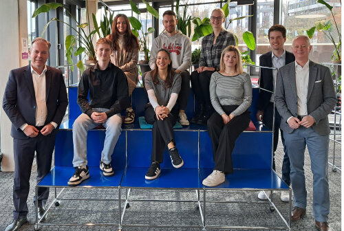 Praxisorientiert: Sechs Auszubildende der Kreisverwaltung erhalten erstmals die Möglichkeit, ein einwöchiges Praktikum in Industrieunternehmen im Kreisgebiet zu absolvieren (v.l.n.r.): Landrat Klaus Grootens, sechs Auszubildende der Kreisverwaltung, Ausbildungsleiter des Personalamtes, Joschka Hirte und der Leiter der Wirtschaftsförderung Oberbergischer Kreis, Uwe Cujai. (Foto: OBK)