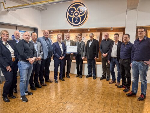 Freude bei den Vertretenden des Oberbergischen Kreises und der Stoltenberg-Lerche-Stiftung sowie der SBZ gGmbH: Die Steinmüllerbildungszentrum gGmbh (SBZ) hat anlässlich ihres 25-jährigen Bestehens die Ehrenurkunde der Industrie und Handelskammer zu Köln erhalten. (Foto: SBZ Gummersbach)