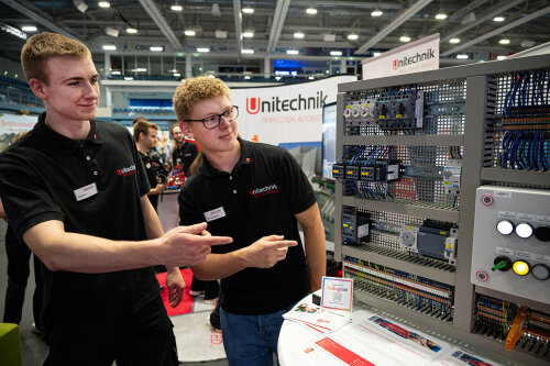 Technisch Interessierte fanden viele Ansprechpartner der mittelständischen Unternehmen der Region, die unterschiedliche Ausbildungsmöglichkeiten aufzeigten. (Foto: OBK)   