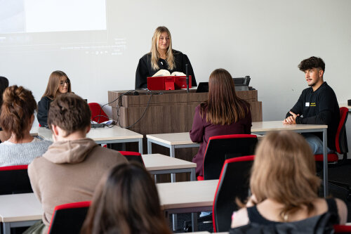 Die Justizbehörde als Arbeitgeber: Viele Schülerinnen und Schüler beteiligten sich an einer fiktiven Gerichtsverhandlung, mit der das Amtsgericht Gummersbach für eine Berufsausbildung in ihrer Behörde ward. (Foto: OBK)   