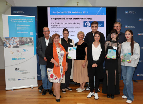 Erstmals als Berufswahl-SIEGEL Schule zertifiziert: Freude beim Kaufmännischen Berufskolleg Oberberg, Standorte Gummersbach und Waldbröl. (Foto: OBK) Erstmals als Berufswahl-SIEGEL Schule zertifiziert: Freude beim Kaufmännischen Berufskolleg Oberberg, Standorte Gummersbach und Waldbröl. (Foto: OBK)