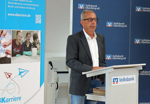 Schulamtsdirektor Thomas Gunkel würdigt das große Engagement der Lehrerinnen und Lehrer, die sich für die Berufsvorbereitung ihrer Schülerinnen und Schüler so vielfältig und kreativ stark machen. (Foto: OBK) Schulamtsdirektor Thomas Gunkel würdigt das große Engagement der Lehrerinnen und Lehrer, die sich für die Berufsvorbereitung ihrer Schülerinnen und Schüler so vielfältig und kreativ stark machen. (Foto: OBK)