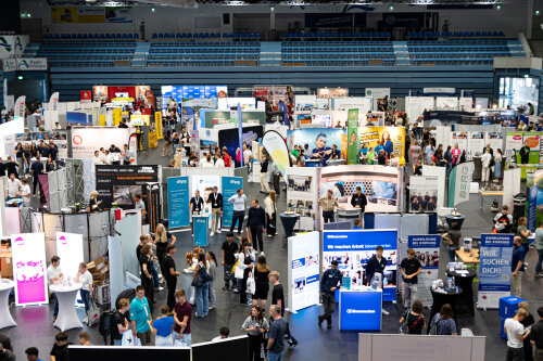 Bei mehr als 70 Ausstellern und vielfältigen Aktionsangeboten konnten sich die Besucherinnen und Besucher der OBKarriere 2025 umfassend informieren. (Foto: OBK)  