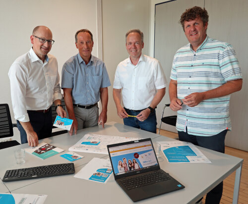 Freuen sich über die neue Online Darstellung „Berufsorientierung im OBK auf einen Blick“ (v.l.): Ulrich Koch, Geschäftsführer des Arbeitgeberverbandes Oberberg und Vorsitzender der Ausbildungsinitiative Oberberg AiO; Planungsdezernent Frank Herhaus, Kreisdirektor Klaus Grootens und Thomas Langenbach, Kommunale Koordinierungsstelle Übergang Schule-Beruf/Studium des Oberbergischen Kreises. (Foto: OBK) 