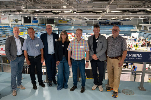 Die Organisatoren der OBKarriere 2025 freuten sich über die gute Resonanz interessierter Gäste und Aussteller (v.l.n.r.): Uwe Cujai, Leiter Wirtschaftsförderung Oberberg; Frank Herhaus, Dezernent für Planung, Regionalentwicklung und Umwelt des Oberbergischen Kreises; Prof. Dr. Christian Kohls, Dekan des Campus Gummersbach der TH Köln; Andrea Käsbach, Kommunale Koordinierungsstelle Übergang Schule - Beruf/Studium des Oberbergischen Kreises (KoKo); Kreisdirektor Klaus Grootens; Thomas Langenbach, KoKo und Michael Sallmann, Leiter der IHK-Geschäftsstelle Oberberg. (Foto:OBK)