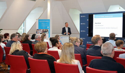 Der Vorstandsvorsitzende der Volksbank Oberberg eG, Ingo Stockhausen, beglückwünscht die zertifizierten Schulen und dankt für ihre Unterstützung zur praxisorientierten Vorbereitung auf das Arbeitsleben. (Foto: OBK) Der Vorstandsvorsitzende der Volksbank Oberberg eG, Ingo Stockhausen, beglückwünscht die zertifizierten Schulen und dankt für ihre Unterstützung zur praxisorientierten Vorbereitung auf das Arbeitsleben. (Foto: OBK)