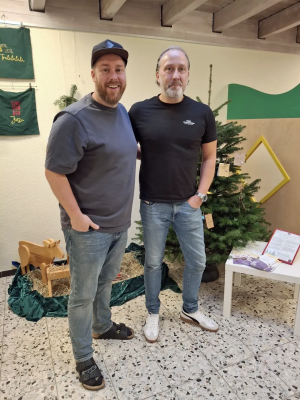 Viel Freude beim Vorlesen hatte der Leiter des Amtes für Schule und Bildung, Kai Ufer, in der Kita Don Bosco in Wipperfürth. Dessen Leiter Michel Kilian (l.) freute sich über die ehrenamtliche Unterstützung. (Foto: OBK/Kita Don Bosco Wipperfürth) 