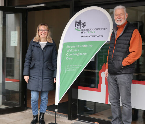Die Tür zum neuen Weitblick-Büro im Haus der Begegnung in Radevormwald ist ab Freitag, 20. Februar 2026 um 10:00 Uhr offen. Weitblick-Lotsin Kerstin Scheibler freut sich mit ihrem Vorgänger Horst Kirschsieper, dass die ehrenamtlichen Projekte in der Stadt weitergeführt werden. (Foto: OBK)  