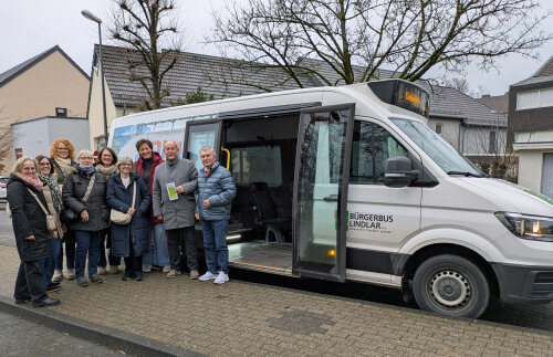 Der Leiter des Kreisbauamtes Michael Starck (2.v.r.) und Bürgerbusfahrer Herbert Schibelka, haben eine Damengruppe von Lindlar-Hartegasse aus zum Busbahnhof nach Lindlar gefahren. Von dort ging es für die Gruppe mit öffentlichen Verkehrsmitteln weiter nach Bensberg mit dem Ziel Köln. (Foto: OBK/Markus Lücke)  