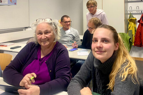 KI im Alltag: Die Ehrenamtsinitiative Weitblick informiert ältere Menschen über sinnvolle Anwendung regelmäßig in ihrem Digital-Café in Engelskirchen. (Foto: OBK/ Gitta Quercia-Naumann)