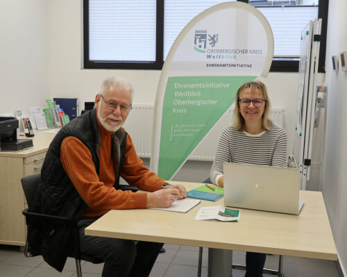 Kerstin Scheibler hat sich im neuen Weitblick-Büro im Haus der Begegnung Hürxthal an der Schlossmacherstraße 2 in Radevormwald bereits eingerichtet. Mit ihrem Vorgänger Horst Kirschsieper bespricht sie die aktuellen Weitblick-Projekte. (Foto: OBK) 