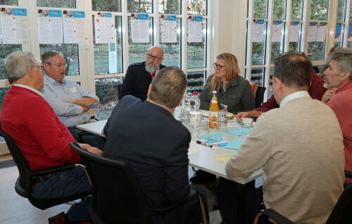 Workshop-Arbeit zur Jubiläumsveranstaltung: Die Ehrenamts-Akademie Oberberg mit ihren vielfältigen Unterstützungsangeboten bei den Ehrenamtlichen im Oberbergischen Kreis bekannt zu machen, ist eins der erklärten Ziele. (Foto: OBK).     