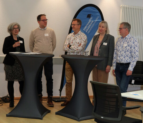 Die Vertreterinnen und Vertreter der Kooperationspartner der Ehrenamts-Akademie Oberberg sind stolz und glücklich über die Entwicklung der Einrichtung als "Kompetenznetzwerk für Ehrenamtliche" (v.l.n.r.): Sylvia Asmussen, Leiterin der Fachstelle für Bürgerschaftliches Engagement und Ehrenamt des Oberbergischen Kreises; Dr. Peter Ley, Programmbereichsleiter der VHS Oberberg; Dr. Bernhard Wunder, Leiter des Katholischen Bildungswerks Oberberg; Maren Berges, Ehrenamtskoordinatorin des Evangelischen Kirchenkreises an der Agger und Thomas Dörmbach, Leiter der Katholischen Familienbildungsstätte Wipperfürth - Haus der Familie in Wipperfürth. (Foto: OBK)    