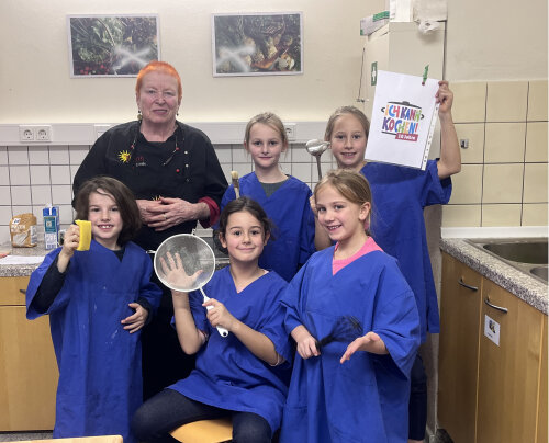 Viel Spaß am gemeinsamen Kochen haben die Schülerinnen und Schüler der Gemeinschaftsgrundschule Schnellenbach mit Weitblicklotsin Gitta Quercia-Naumann. (Foto: GGS Schnellenbach)