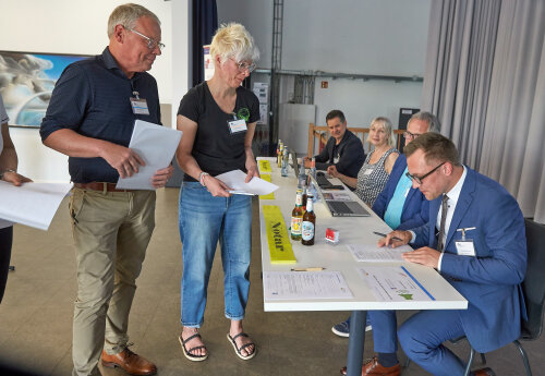 Die Engagementvereinbarungen werden „notariell“ festgehalten von (v. l.n.r.) Ulrich Stücker, Bürgermeister Stadt Wiehl; Maren Berges, Ev. Kirchenkreis An der Agger; Thomas Dörmbach, Leiter Kath. Familienbildungsstätte; Andreas Neumann, Vorstandsvorsitzender der Volksbank Oberberg eG. Eine Engagemenvereinbarung geschlossen haben Michael Welp, Welp Media Service und Kirsten Brand, Werde KitzretterIn e.V. (Foto: OBK)
