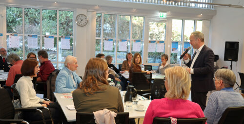 Landrat Klaus Grootens würdigte bei der Jubiläumsveranstaltung der Ehrenamts-Akademie Oberberg den Einsatz der Kooperationspartner, um das große freiwillige Engagement im Oberbergischen Kreis zu stärken. (Foto: OBK)  
