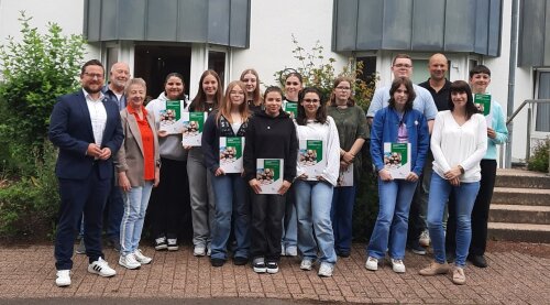 Die stellvertr. Landrätin Heidrun Schmeis-Noack (3.v.l.); der Bürgermeister der Gemeinde Engelskirche Lukas Miebach (l-) und Weitblicklotse Hans-Willi Rudloff gratulieren den Schülerinnen und Schülern zum Erwerb des Sozialführerscheins. (Foto: OBK)  