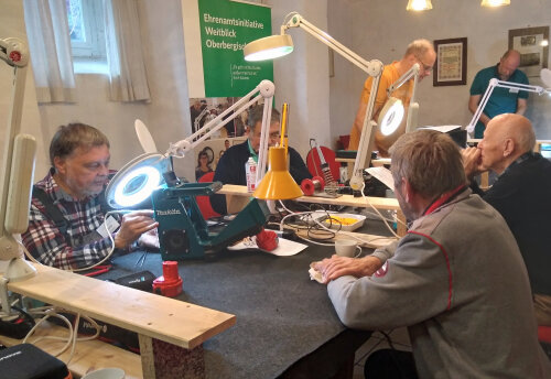 Ehrenamtliche Projekte, wie beispielsweise Repair Cafés, werden häufig von Weitblicklotsinnen und -lotsen koordiniert. (Foto: OBK)