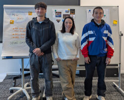 v. l. n. r.: Abdul Wase Ahmadi, Emanuela Garella-Bluhm, Ali Rahimi. (Foto: OBK)
