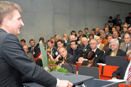 Innovationsminister Pinkwart sprach vor zahlreichen Unternehmerinnen und Unternehmern aus Oberberg. (Foto: Oberbergischer Kreis)