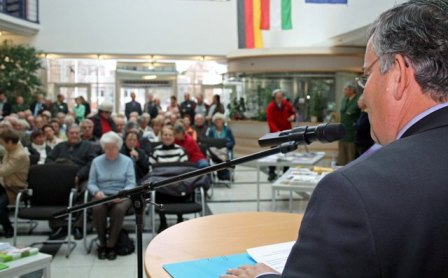 Landrat Hagen Jobi begrüßte zahlreiche Senioren zur Gründung des Kompetenzteams im Kreishaus. (Foto: Oberbergischer Kreis)