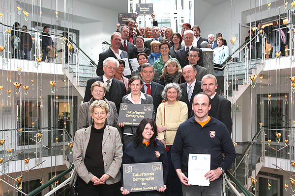 Die Preisträger nach der Verleihung der Preise im Haus der Volksbank Oberberg eG in Wiehl (Foto: Christian Melzer))