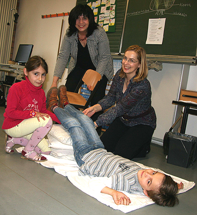 Auch erste Hilfemaßnahmen wie die Schocklage lernten die Kinder von Kaija Elvermann (r.) und Lehrerin Gabi Welter (M.) kennen. (Foto: KR/OBK)