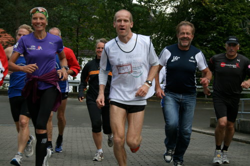 Die Läuferinnen und Läufer erreichen glücklich den Zieleinlauf am Kreishaus
(Foto:OBK) 