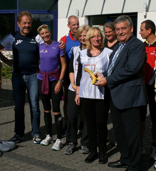 Landrat Hagen Jobi verteilte Obst an die engagierten Läuferinnen und Läufer. Monika Wilhelmi vom Demenz-Servicezentrum (Bildmitte) freute sich über die gute Unterstützung des Schirmherrn(Foto:OBK)  