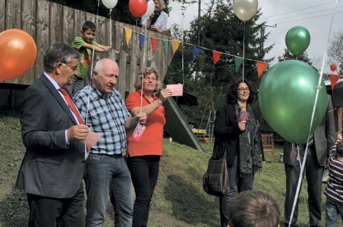(v.l.n.r.) Landrat Hagen Jobi, Elmar Kordt vom Jugendamt und Erzieherinnen, Kinder und Eltern ließen zur offiziellen Übergabe Luftballons steigen (Foto:OBK)