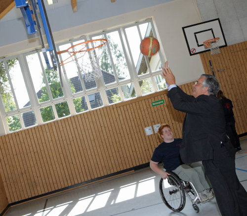 Landrat Hagen Jobi beim Aufwärmtraining mit dem erfolgreichen Rollstuhlbasketballer Moses Adam (Foto.OBK) 