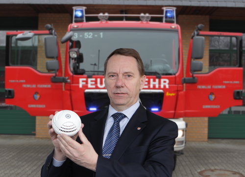 Kreisdirektor Jochen Hagt wirbt für Rauchmelder in jedem Haushalt. (Foto: OBK)