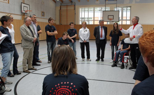 Landrat Hagen Jobi informierte sich über die vielfältigen Aufgaben der oberbergischen Delegation bei den Paralympics (Foto:OBK)   