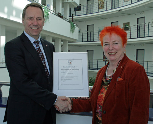Kreisdirektor Jochen Hagt gratuliert Gitta Quercia Naumann zur Auszeichnung (Foto:OBK)