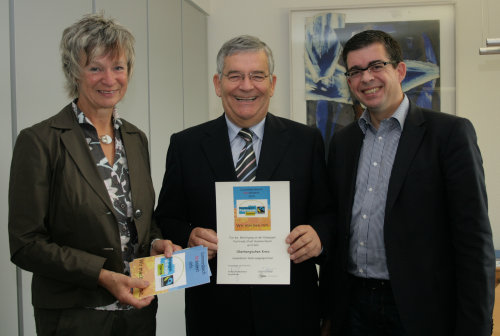 Landrat Hagen Jobi freut sich über die Auszeichnung von Ingrid Dreher, Welt Laden für fairen Handel e.V. und Bürgermeister Frank Helmenstein (Foto:OBK) 