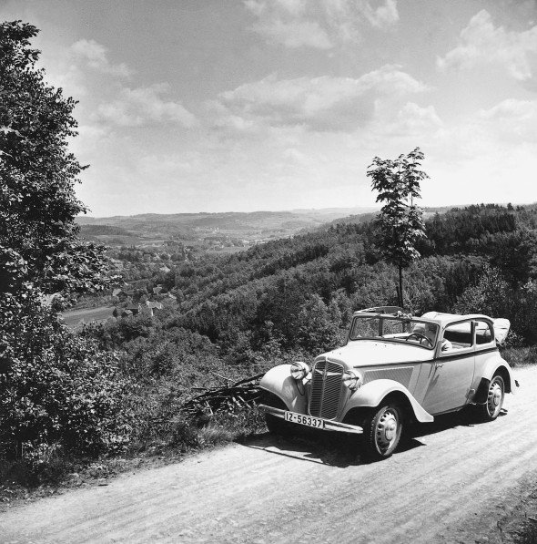 Foto von Ruth Hallensleben, nach 1938 Stadtarchiv Wiehl mit der Ansicht eines Autos in bergischer Landschaft