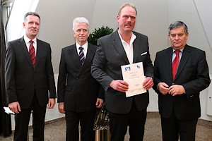 Ingo Stockhausen, Manfred Schneider, beide Vorstand Volksbank Oberberg eG, Olaf Schild, Landrat Hagen Jobi 