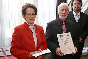 Elisabeth Broich, Joachim Stötzel, beide Annele-Meinerzhagen-Stiftung, Thomas Knura, Volksbank Oberberg eG