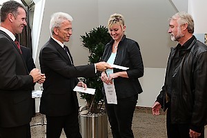 Ingo Stockhausen, Manfred Schneider, beide Vorstand Volksbank Oberberg eG, Kirsten Schou-Harms, Dirk Harms