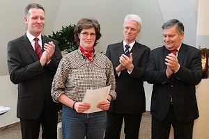 hinten: Ingo Stockhausen, Manfred Schneider, beide Vorstand Volksbank Oberberg eG,  Landrat Hagen Jobi vorne: Karin Viesteg 