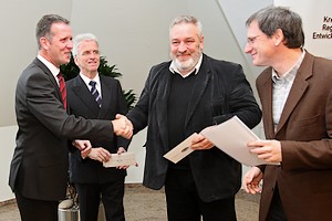 Ingo Stockhausen, Manfred Schneider, beide Vorstand Volksbank Oberberg eG, Klaus Hoffmann, Peter Würschig, beide Dorfgemeinschaft Reininghausen