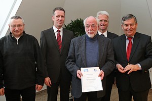 hinten: Ingo Stockhausen, Manfred Schneider, beide Vorstand Volksbank Oberberg eG, vorne: Kurt Stahl, Dr. Alfred Töpfer,  beide FH + Seniorengruppe, Landrat Hagen Jobi 